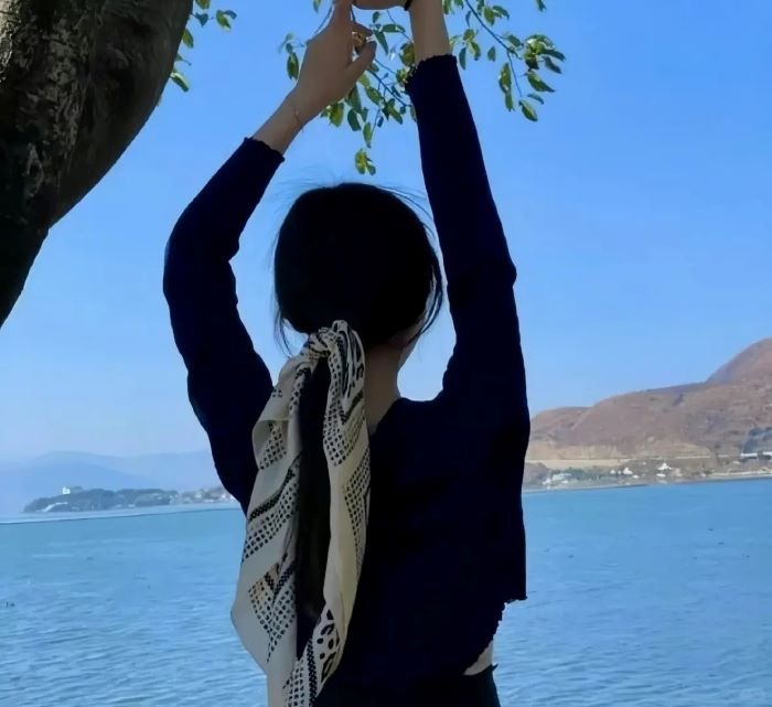 avatar ảnh gái xinh che mặt 27
