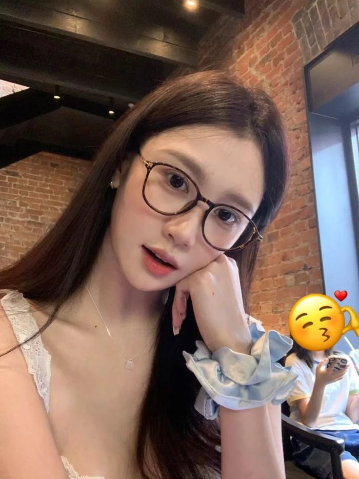 ảnh gái xinh đeo kính 2