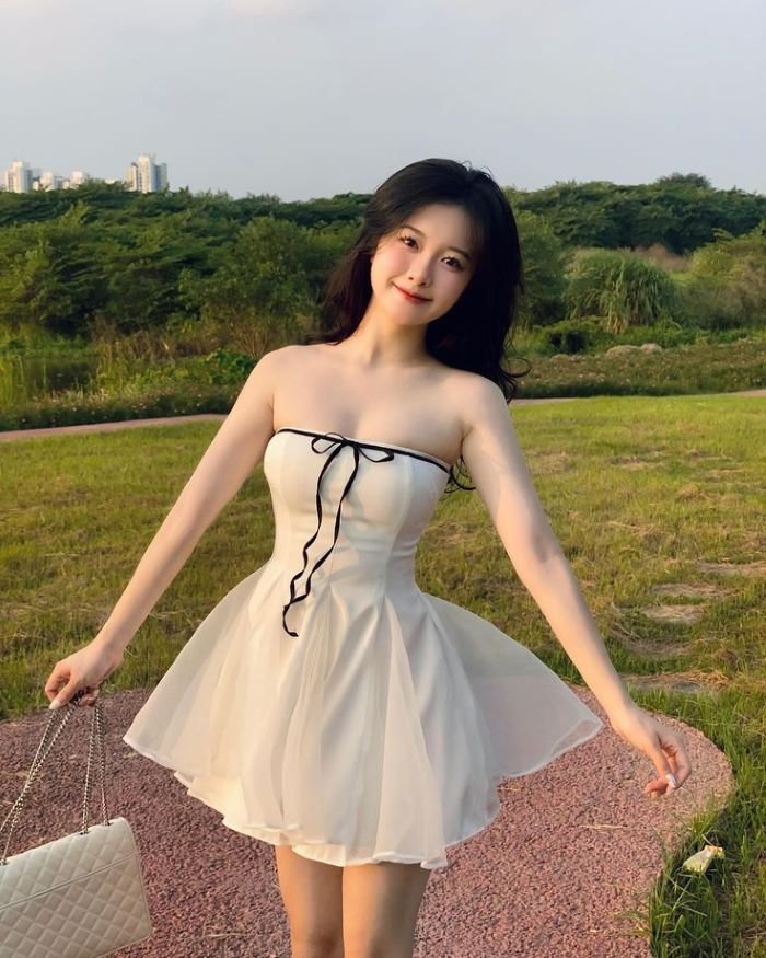 gái xinh mặc váy ngắn