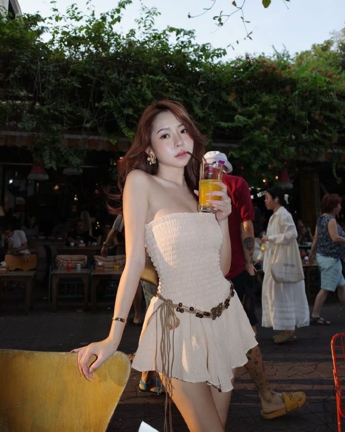 gái xinh mặc váy ngắn 18